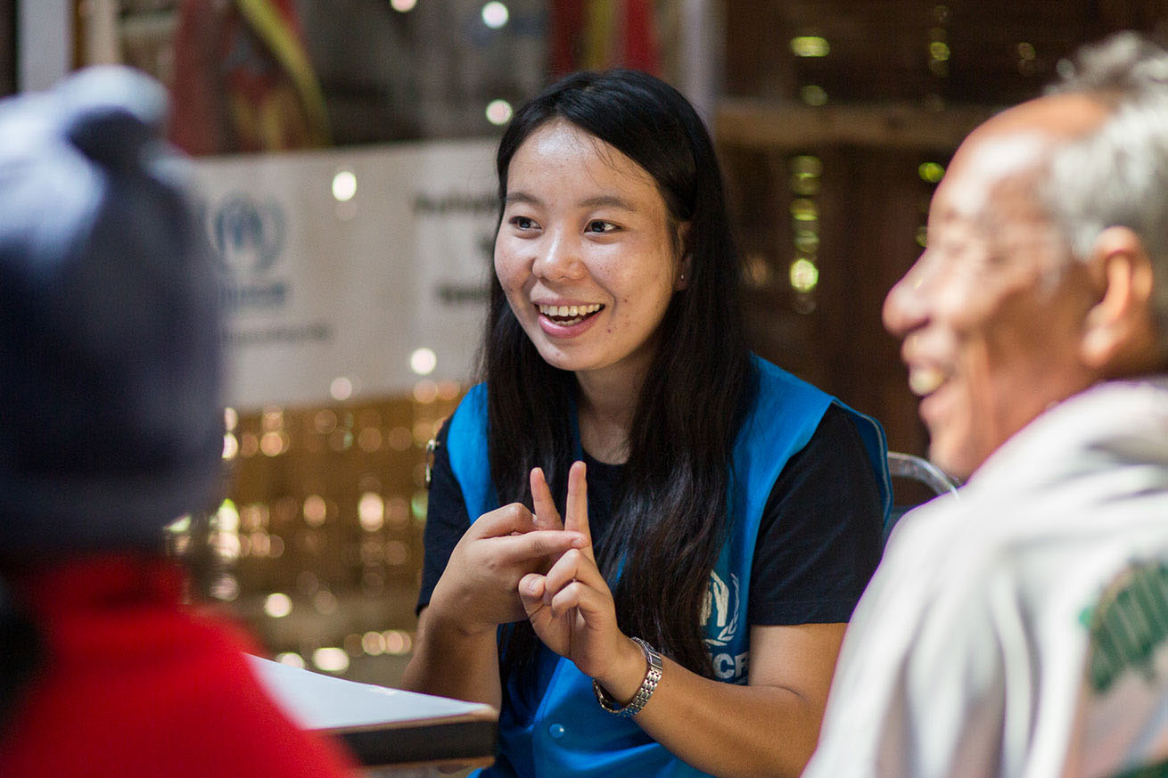 volunteer using sign language to help refugees volunteer using sign language to help refugees