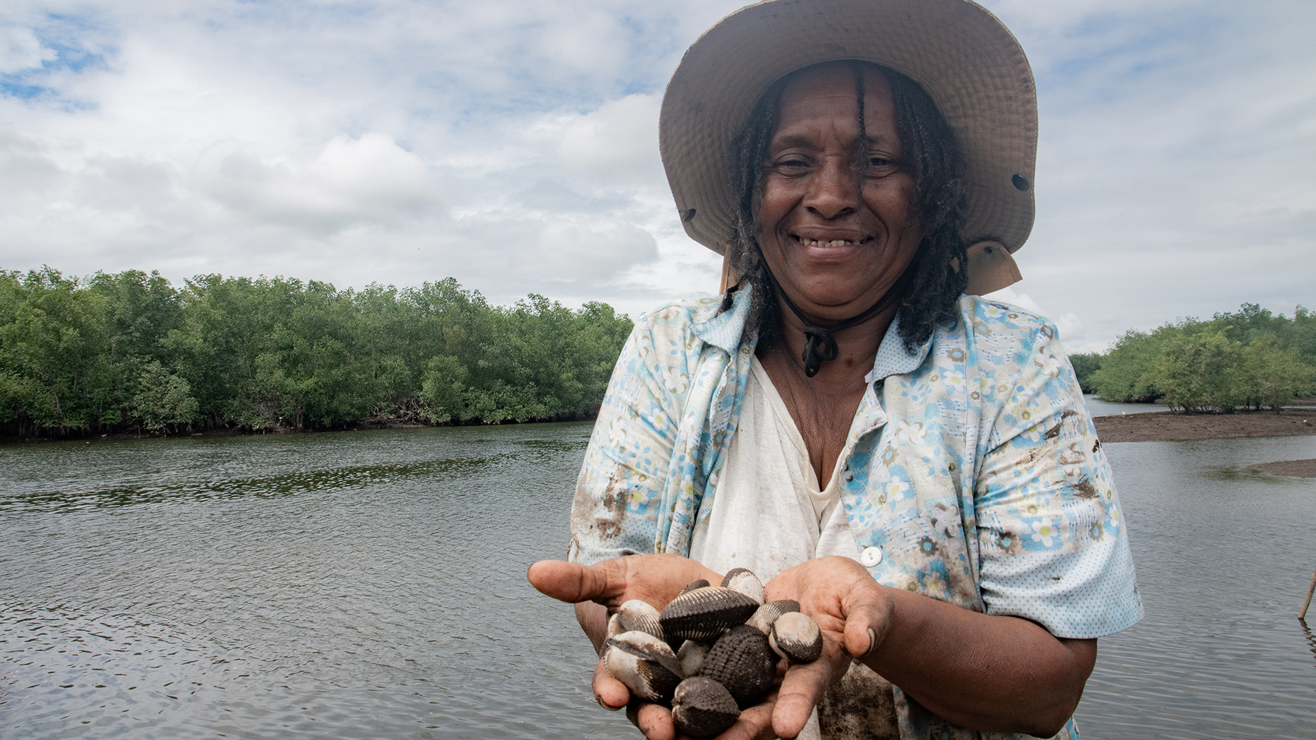 lien vers le site de la FAO Une pêcheuse tient des coquillages entre ses mains